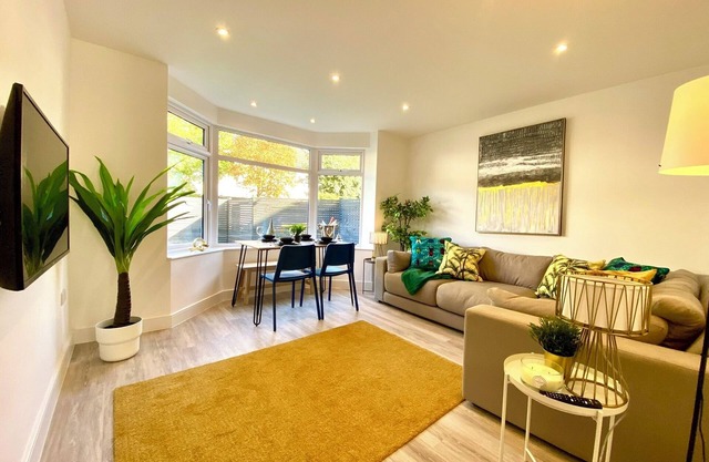 Beautiful 2 bedroom near the sea with free parking