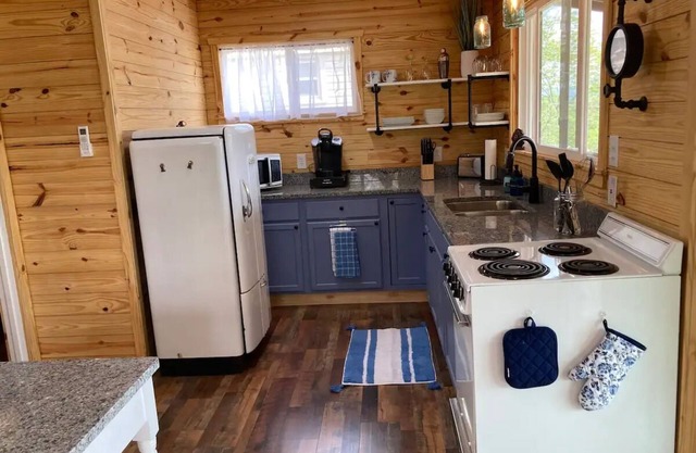 Beautiful 2 bedroom cabin with amazing lake views
