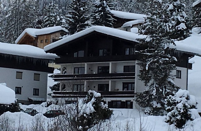 Beautiful 2 Bedroom Apartment With Stunning Mountain Views Close to Ski Lifts