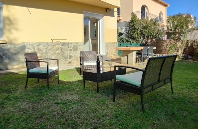 Beautiful 2-bedroom apt with garden, close to city