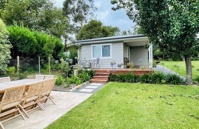 Beautiful 2-bedroom garden cottage in Bowral. Family & pet friendly!