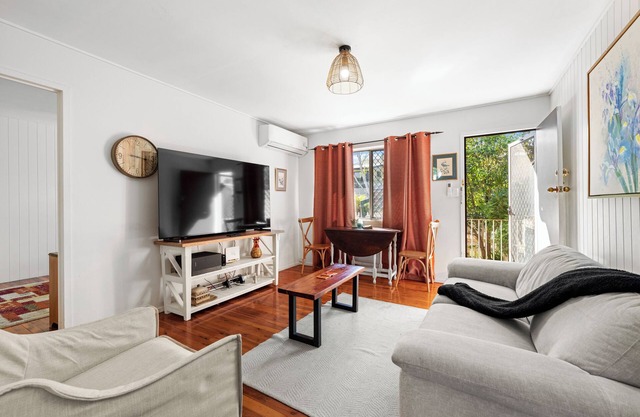 Beautiful 2 bedroom unit in prime location!