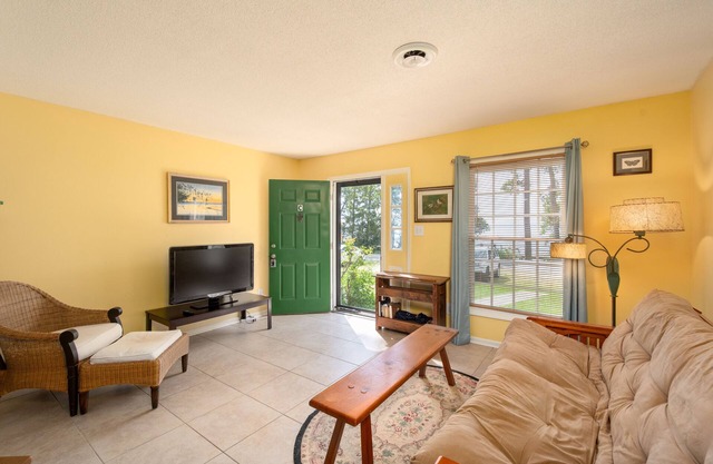 Beautiful 2 BR, 1.5 BA Lakefront Condo - Linens, Pets, Kayaks, Fishing Gear !