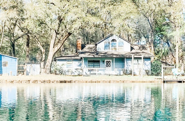 Beautiful 2 story house overlooking the water. Has arcade & Close to the springs
