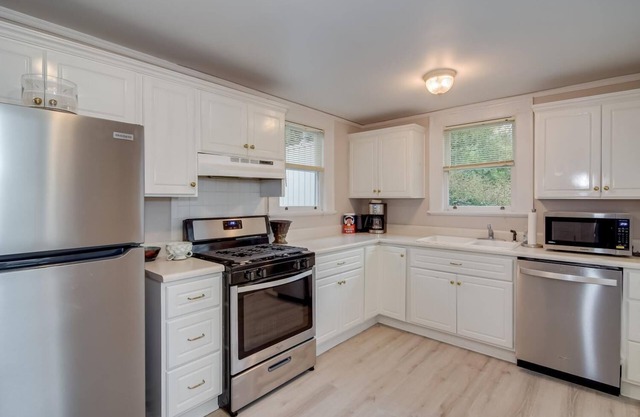 Beautiful 2bedroom cottage with full kitchen, dining area, laundry, 3 TVs, a/c