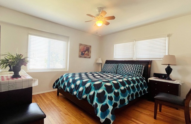 Beautiful 2BR 1BA Home/Smart TVs, Bidet, Kitchenette, Free Wi-Fi & Parking