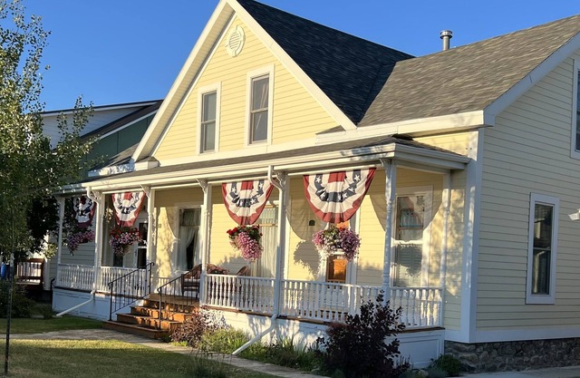 Beautiful 2BR, 2BA Condo in Historic Downtown Home Sleeps 4