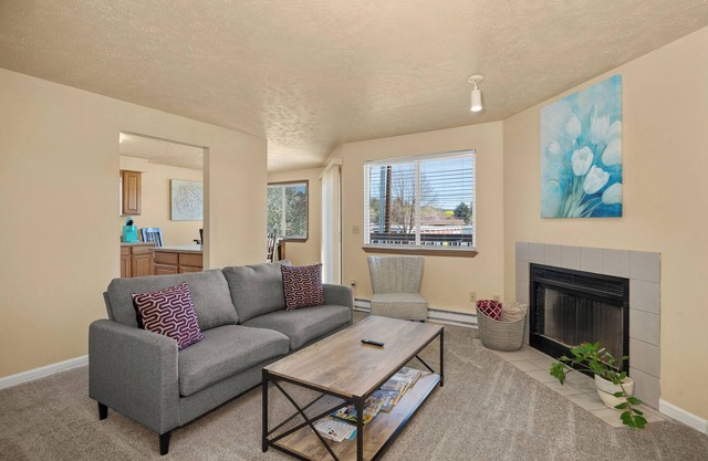 Beautiful 2BR APT 1 ⭑ Balcony ⭑ Free Parking ⭑ Keurig ⭑ Near Attractions