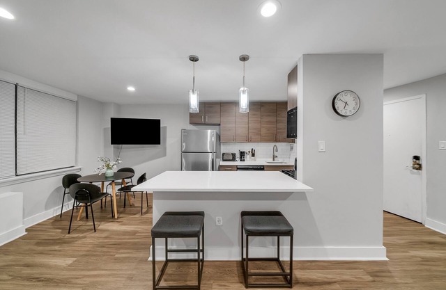 Beautiful 2br Condo in a Highrise, Parking, Gym!