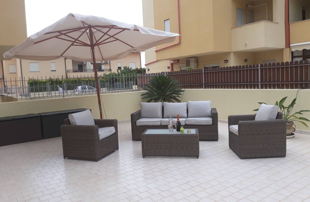 Beautiful 3 bed apartment, large Private Patio & Garden, Mountain view,