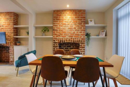 Beautiful 3 Bed House Walking Distance to Stadium With Parking sleeps 6