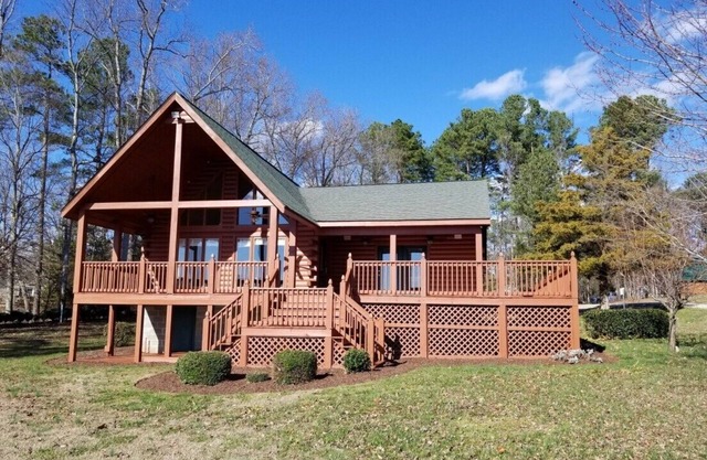 Beautiful 3 bedroom, 2 bath Log Home with Sandy Beach & Expansive Lake Views!