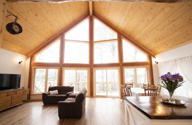 Beautiful 3 bedroom chalet like cottage on Lake Muskoka: family friendly