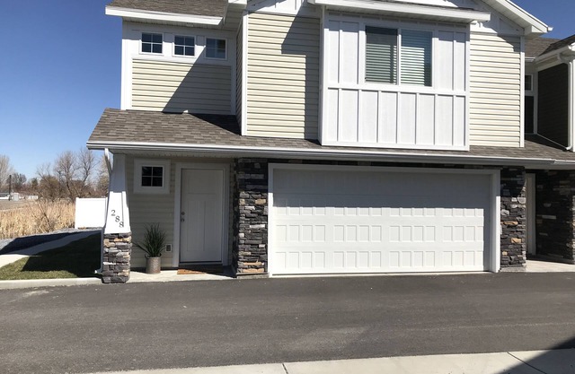 Beautiful 3 Bedroom Townhouse, 10 Mins to Logan.