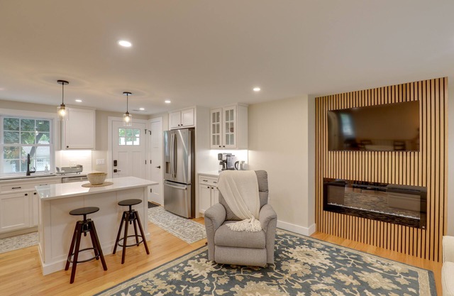 Beautiful 3 BR Home w/Workspace: 20 Min to Boston