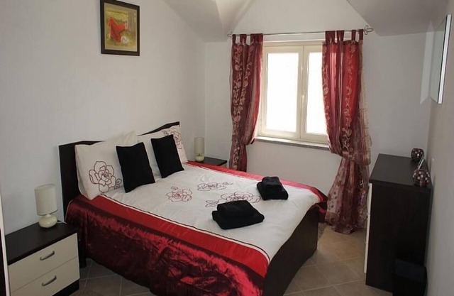 Beautiful 3 bed roomed apartment with sea views and very close to all amenieties