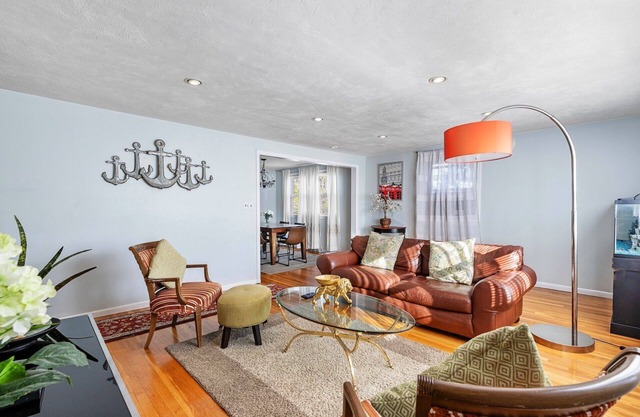 Beautiful 3BD/1BA apartment W Parking 1337
