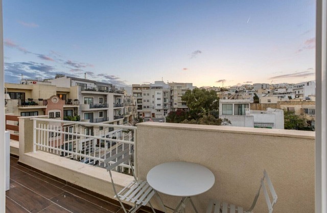 Beautiful 3BR APT with Private Balcony in Swieqi