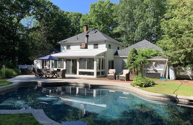 Beautiful 4 bdr. with pool close to HamptonBeach, Portsmouth, & Newburyport Ma
