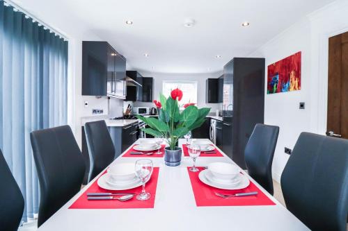 Beautiful 4 Bed House Free WIFI