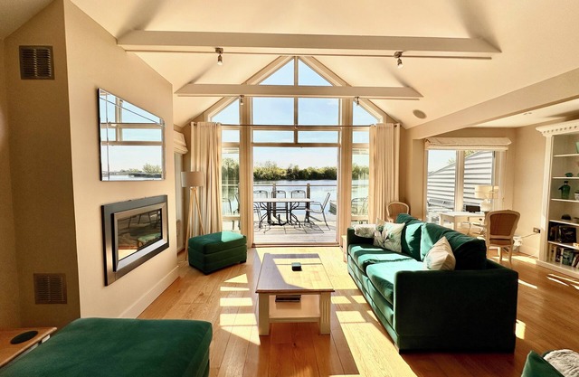 Beautiful 4 bed lakeside lodge in the Cotswolds. Private deck & STUNNING views