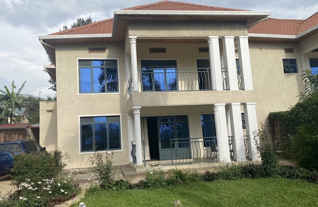 Beautiful 4 bedrooms comfy residential home in Kimihurura