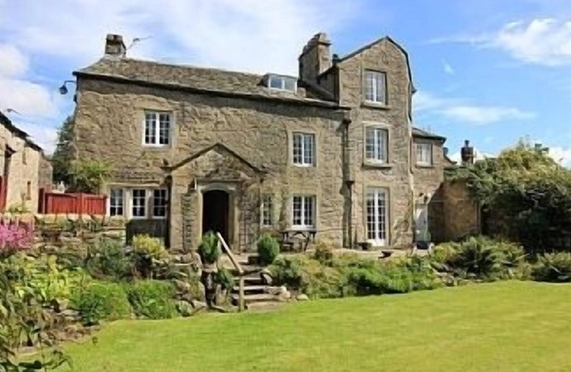 Beautiful 5 bed Village Central Cottage with Walled Garden & parking for 6 cars