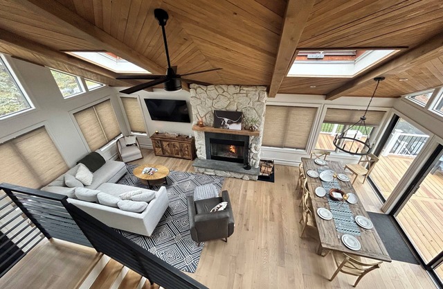 Beautiful 5-bedroom close to skiing, Hudson and indoor fireplace