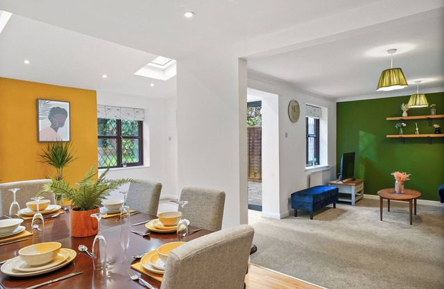 Beautiful 5 bedroom house in Stone,Aylesbury, 2 Free parking