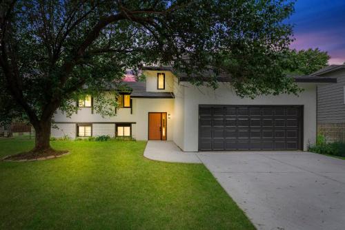 Beautiful 6 bed 3 bath home in quiet neighborhood