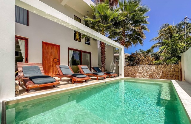Beautiful 6BR mid-island w/private pool