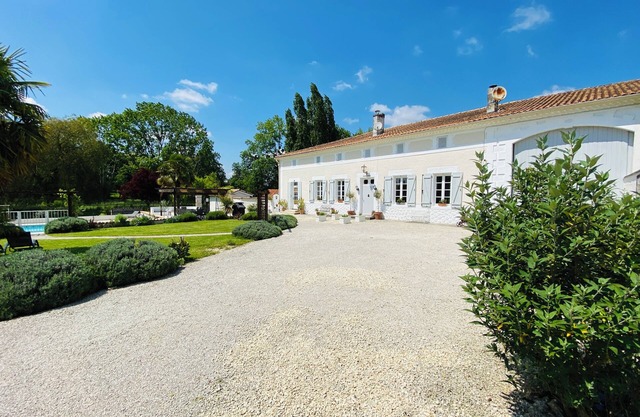 Beautiful 8 bedroom Charentaise farmhouse in peaceful rural location