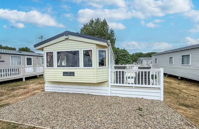 Beautiful 8 berth caravan with decking at Caldecott Park, Norfolk ref 91046C
