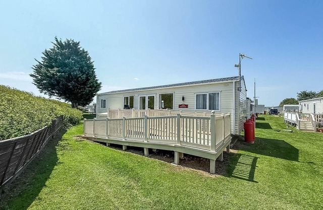 Beautiful 8 berth caravan at Heacham Beach in Norfolk ref 21056C