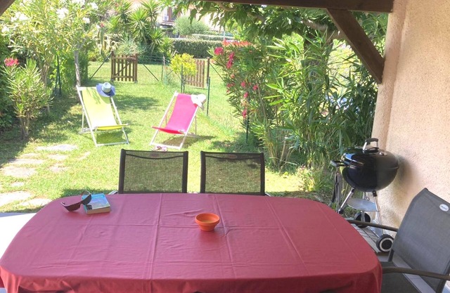 Beautiful air-conditioned vacation villa with garden, and the beach at the end of your flip-flops!