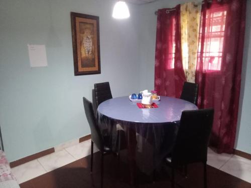 Beautiful air conditioned villa for singles, couples, families and groups cozy stay