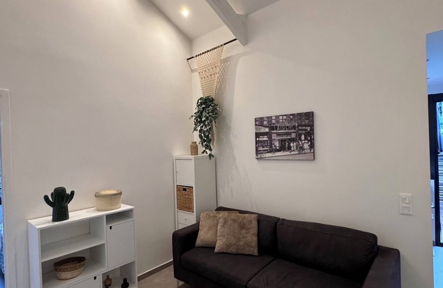 Beautiful air-conditioned 2-room apartment 33 m2 with terrace