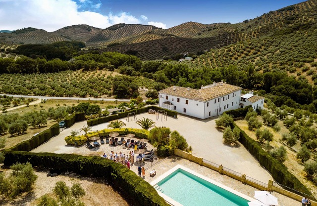 Beautiful Andalusian house located between olive groves. Up to 30+ people