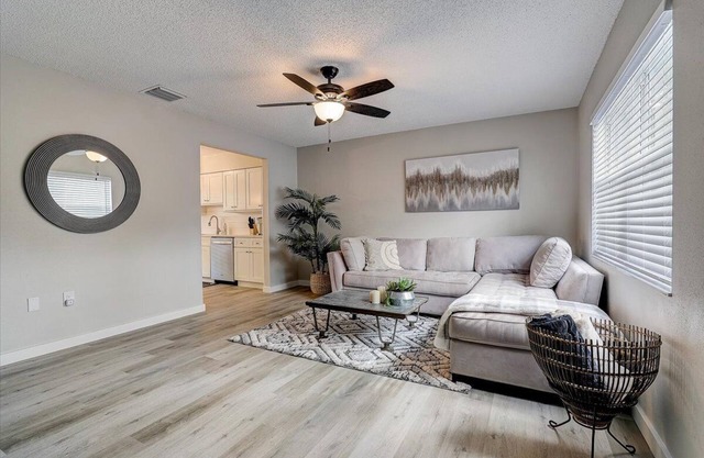 Beautiful and Comfortable 2 Bedroom Home 10 minutes from Beach