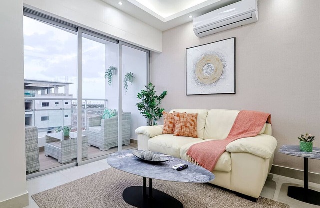 Beautiful and Cozy 1BR Centric Condo, Full AC, King Bed, Pool.