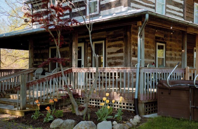 Beautiful and Historic Log Cabin: cozy, quiet, huge hot tub! Quiet getaway!