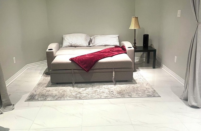 Beautiful and Spacious Basement Guest Suite in a Prime locationnnnnnn