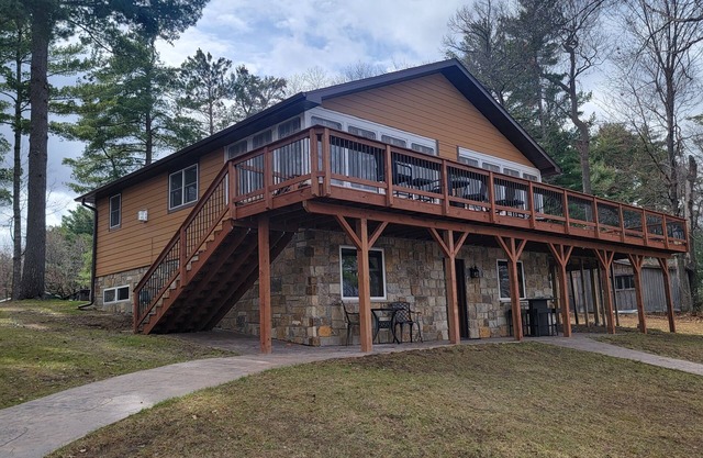 Beautiful and Spacious Lake Home! Large Deck Overlooking Lake!