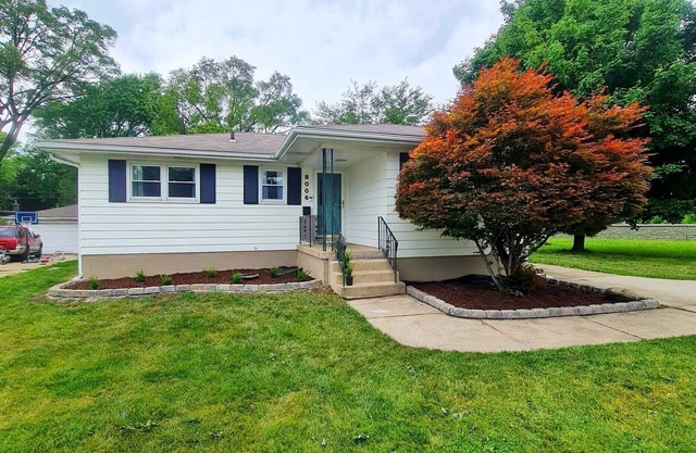 Beautiful and updated place to stay in a quiet neighborhood of Munster Indiana.