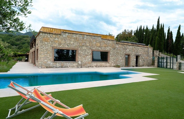 Beautiful apartment for 4 guests with A/C, pool, WIFI, TV, balcony, pets allowed and parking
