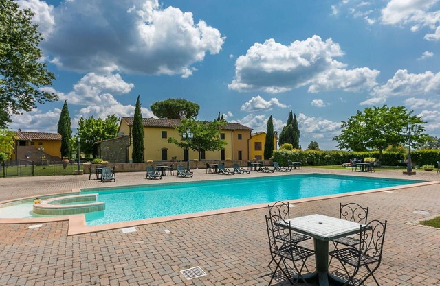 Beautiful apartment in villa for 6 people with pool, A/C, WIFI, TV and parking