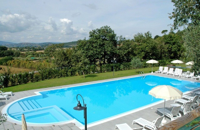 Beautiful apartment in villa for 8 people with WIFI, A/C, pool, TV and patio