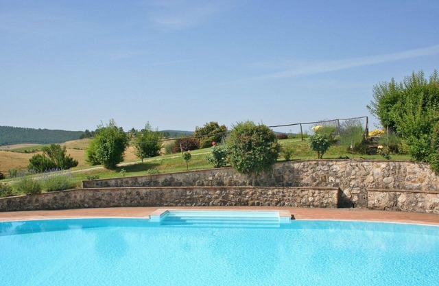Beautiful apartment for 5 guests with pool, WIFI, panoramic view and parking, close to Siena