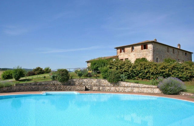 Beautiful apartment for 2 guests with WIFI, pool, panoramic view and parking, close to Siena