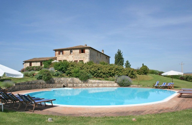 Beautiful apartment for 7 people with WIFI, pool and parking, close to Siena